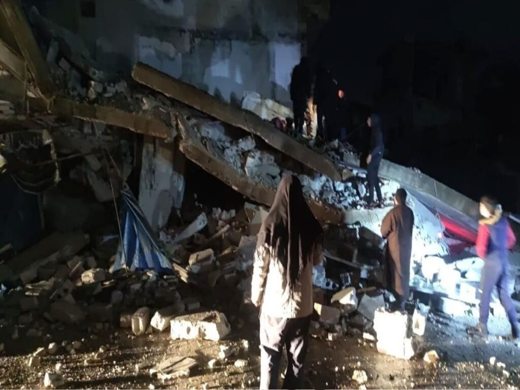 earthquake-shakes-ecuador