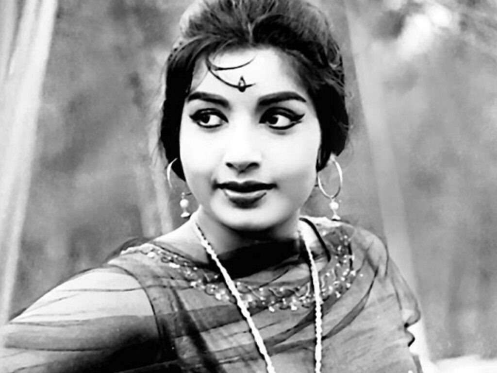 અભિનેત્રી પાસે 28 કિલો સોનું, 1250 કિલો ચાંદી