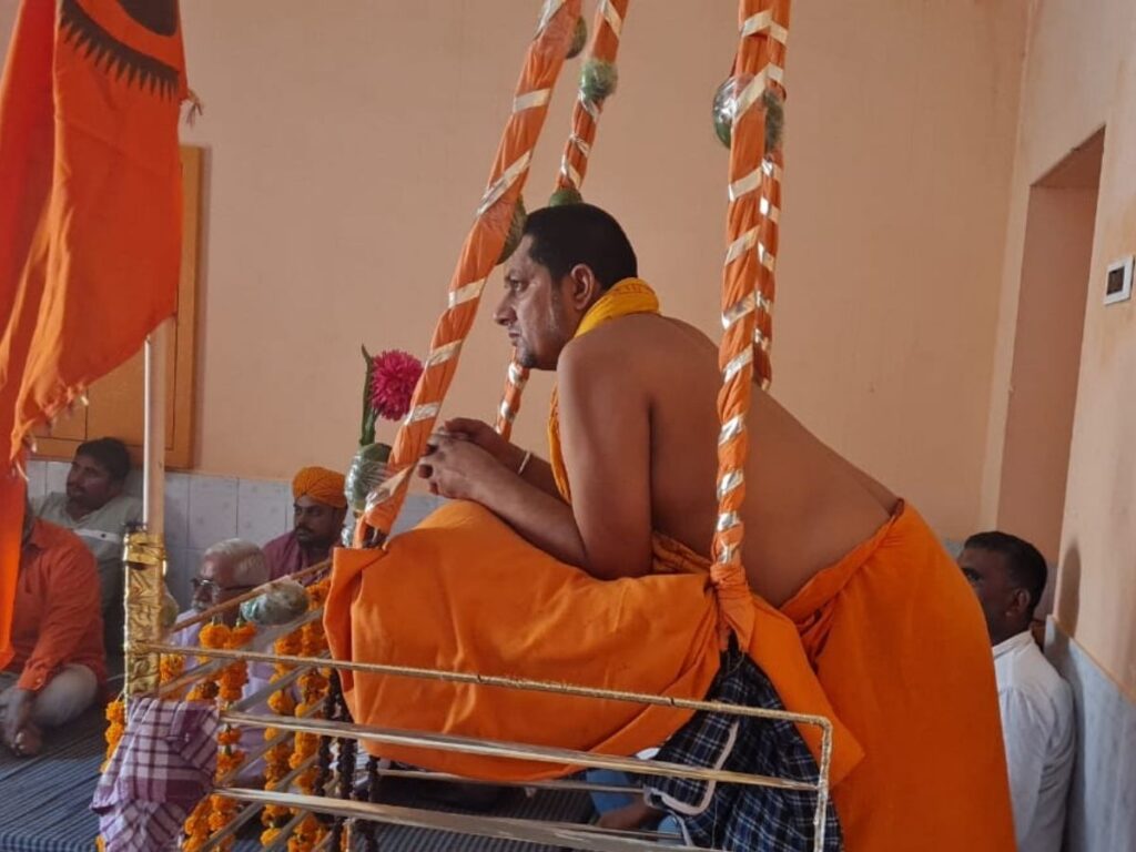 અનોખો શિવભક્ત, 21 દિવસથી મૌન ઊભા છે