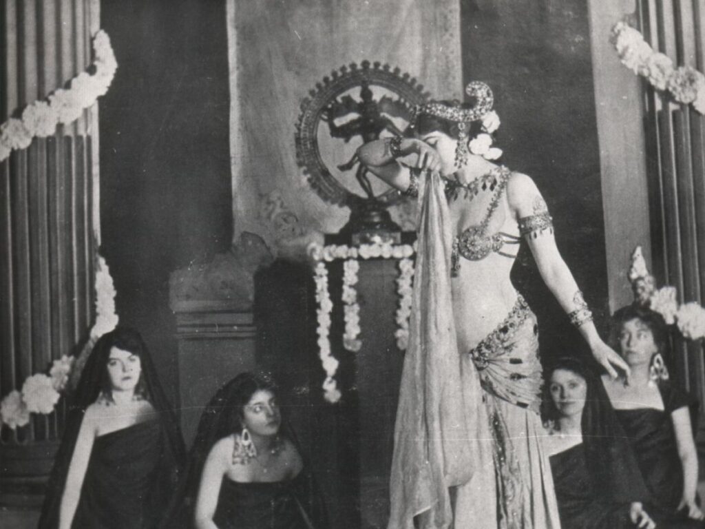 Mata hari female detective story lok patrika