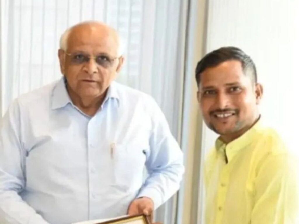 માનવતા દેખાડવા બધા પોચી જાય છે 