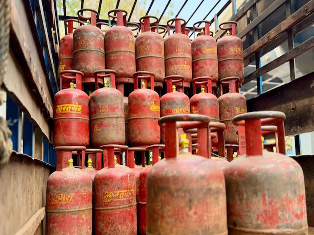LPG અને ATMથી લઈને પેટ્રોલ સુધી... 1 ઓક્ટોબરે બદલાશે આટલા નિયમો; જાણો ભાવ વધશે કે ઘટશે ?? 2 - Lok Patrika LPG અને ATMથી લઈને પેટ્રોલ સુધી... 1 ઓક્ટોબરે બદલાશે આટલા નિયમો; જાણો ભાવ વધશે કે ઘટશે ?? - Lok Patrika