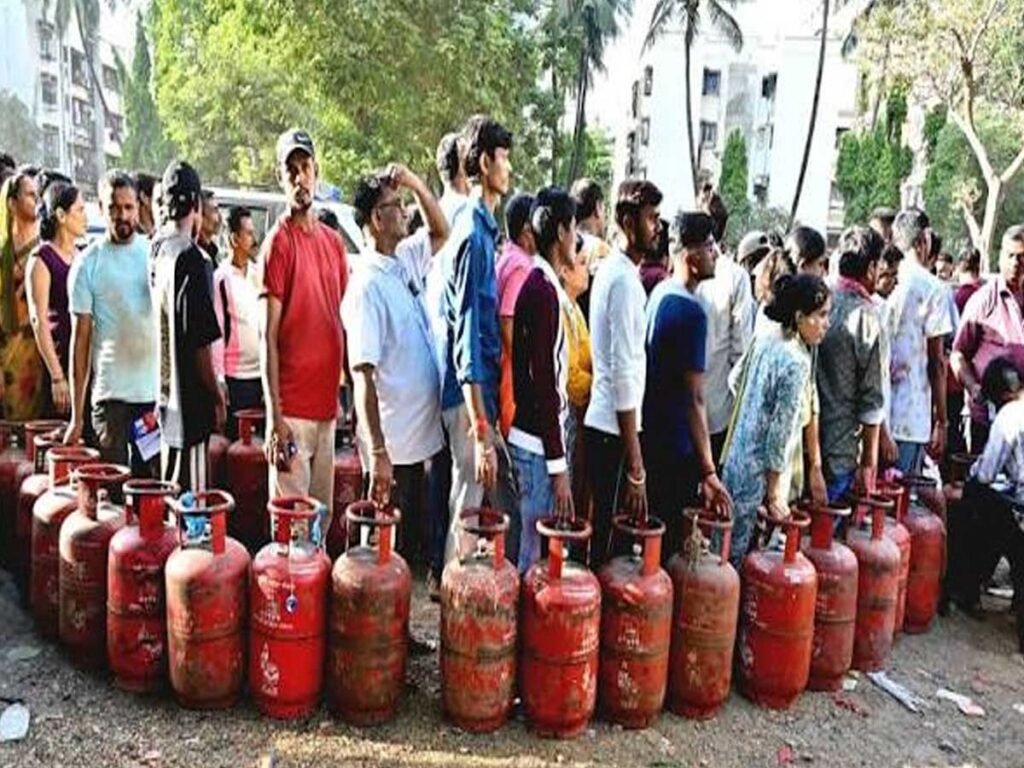 ફરી એકવાર LPG સિલિન્ડર માટે લોકોની પડાપડી થશે, તેલ અને ગેસના 'મહા-સંકટ' માટે તૈયાર રહેજો 3 - Lok Patrika ફરી એકવાર LPG સિલિન્ડર માટે લોકોની પડાપડી થશે, તેલ અને ગેસના 'મહા-સંકટ' માટે તૈયાર રહેજો - Lok Patrika