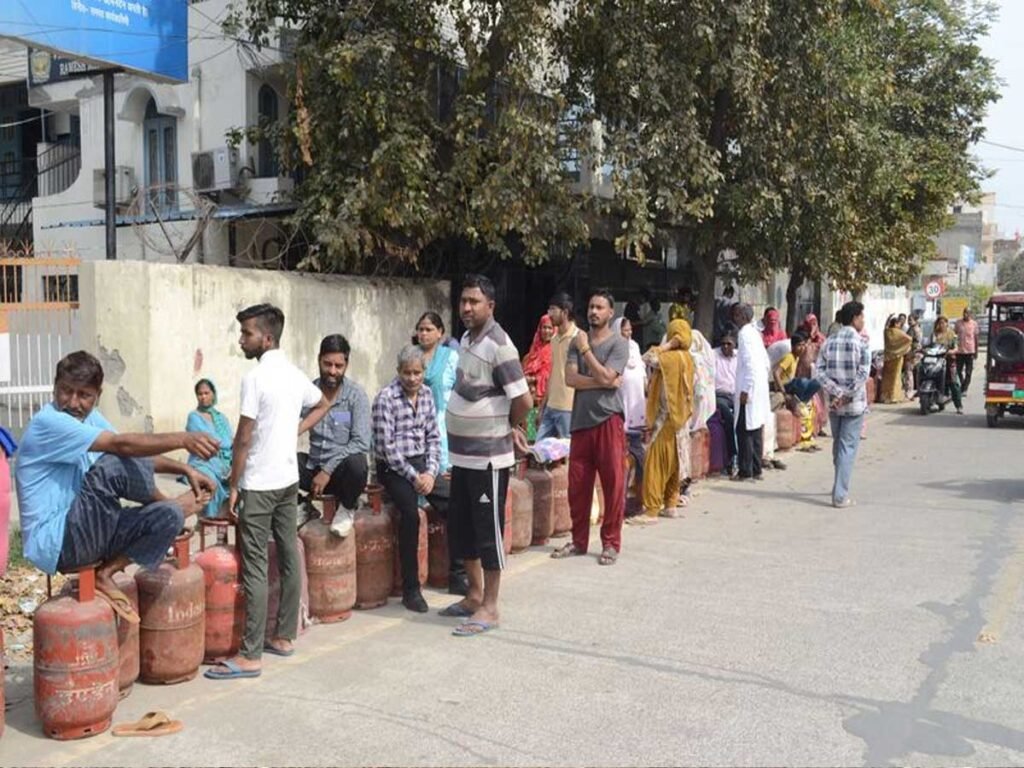 ફરી એકવાર LPG સિલિન્ડર માટે લોકોની પડાપડી થશે, તેલ અને ગેસના 'મહા-સંકટ' માટે તૈયાર રહેજો 1 - Lok Patrika ફરી એકવાર LPG સિલિન્ડર માટે લોકોની પડાપડી થશે, તેલ અને ગેસના 'મહા-સંકટ' માટે તૈયાર રહેજો - Lok Patrika