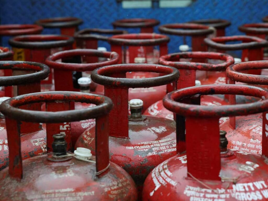 દિવાળી પહેલાં જ LPG ગેસ સિલિન્ડરના ભાવમાં તોતિંગ વધારો, જાણો આજનો નવો ભાવ 1 - Lok Patrika દિવાળી પહેલાં જ LPG ગેસ સિલિન્ડરના ભાવમાં તોતિંગ વધારો, જાણો આજનો નવો ભાવ - Lok Patrika