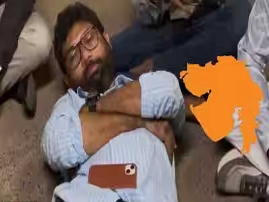 એવી કઈ ઘટના બની કે જેના કારણે આક્રમક કોંગ્રેસ ધારાસભ્ય જીગ્નેશ મેવાણી જમીન પર સૂઈ ગયાં 1 - Lok Patrika એવી કઈ ઘટના બની કે જેના કારણે આક્રમક કોંગ્રેસ ધારાસભ્ય જીગ્નેશ મેવાણી જમીન પર સૂઈ ગયાં - Lok Patrika