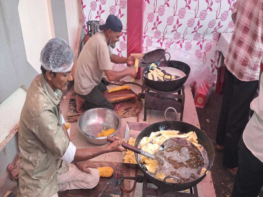 એક જ દિવસમાં 500 કરોડના ફાફડા-જલેબી ખાય ગયા ગુજરાતીઓ, અમદાવાદીઓ 200 કરોડના આરોગી ગયાં 1 - Lok Patrika એક જ દિવસમાં 500 કરોડના ફાફડા-જલેબી ખાય ગયા ગુજરાતીઓ, અમદાવાદીઓ 200 કરોડના આરોગી ગયાં - Lok Patrika