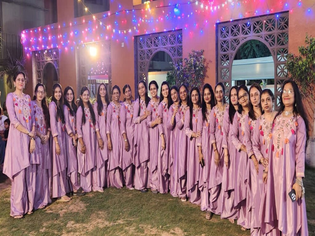 પ્રથમ નોરતે મારુતિ આમ્રકુંજ-3 સોસાયટીમાં ‘મેચિંગ થીમ’નો રંગ, મહિલાઓ એકસમાન વેશભૂષામાં ગરબે ઘૂમી 1 - Lok Patrika પ્રથમ નોરતે મારુતિ આમ્રકુંજ-3 સોસાયટીમાં ‘મેચિંગ થીમ’નો રંગ, મહિલાઓ એકસમાન વેશભૂષામાં ગરબે ઘૂમી - Lok Patrika